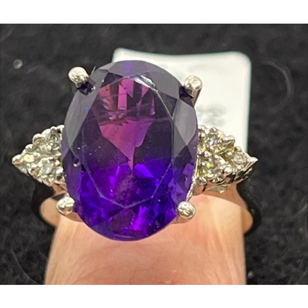 Amethyst, Diamond and 10K Gold Ring (total weight 4.8g)