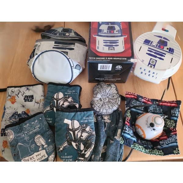 R2-D2 Waffle Iron, Mini Popcorn Maker, and Cooler Bag, Star Wars Oven Mitts and Potholders 