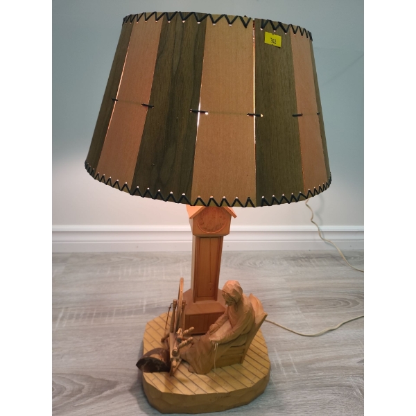 Hand-carved lamp with woman and spinning wheel - 9w, 34T