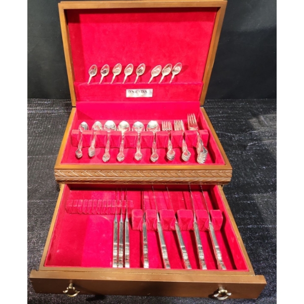 Oneida Silversmiths SilverPlated " Community" Flatware Set in Wooden Storage Box