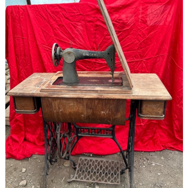 Singer Sewing Machine Table Model #C1265538  17Dx36Lx29H 48L when open