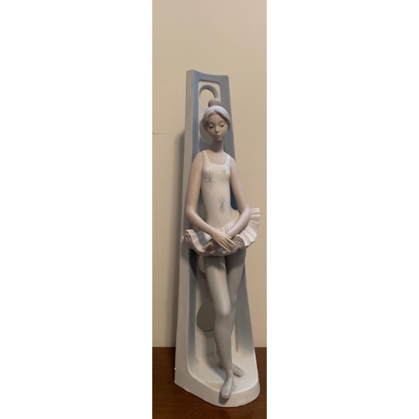 LLADRO Porcelain Ballerina Girl on Center Stage 18T