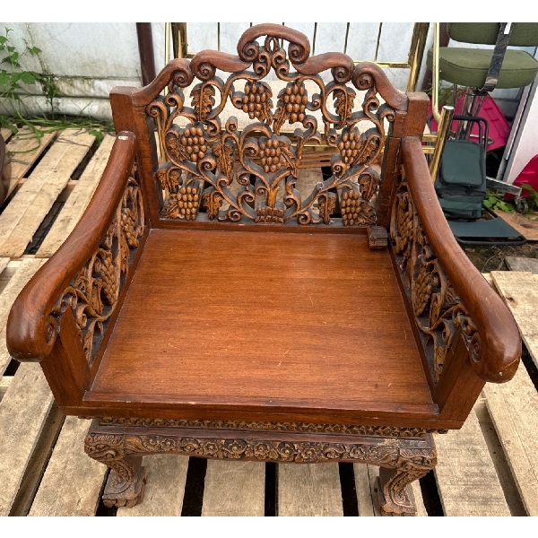 Lovely Wooden Carved Seat, Broken Small Piece - 28W, 25D, 29T