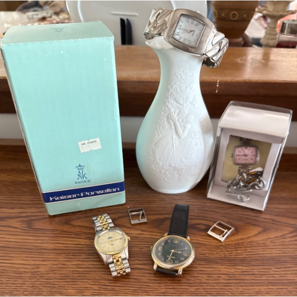 Ladies Time Piece Collection w/ Porcelain Vase 8T