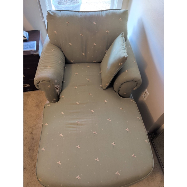 Green Upholstered Chaise Lounge with Rolled Arms and Skirted Base