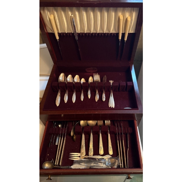 Nobility Plate Cutlery Set in Wooden Case 