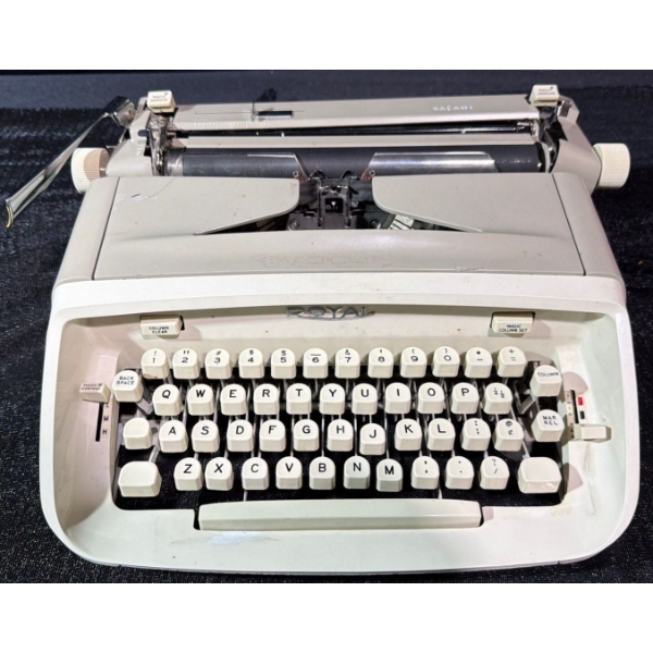 Vintage Royal Safari Portable Manual Typewriter
