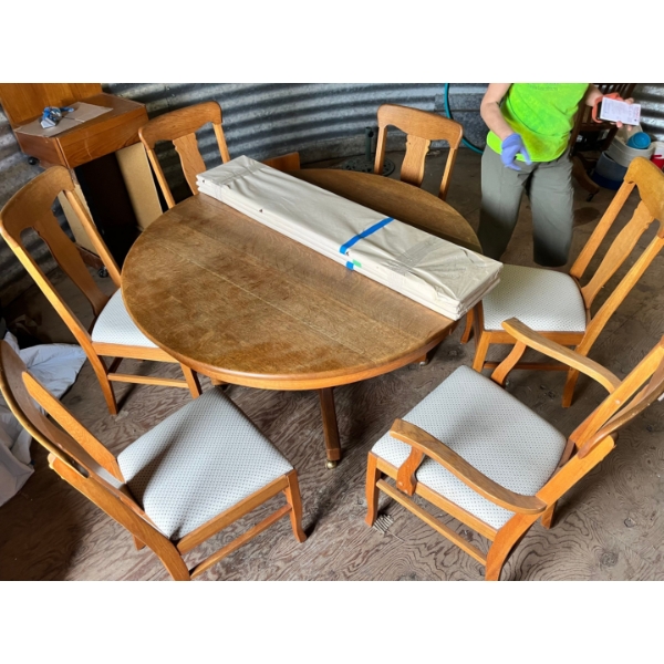 Circa 1925 from the Reid Homestead. Closed 42" Extends to 72" 3 x 10" leaves. 6 Chairs in total