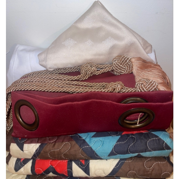 Handmade Aztek Queensize Quilt w/ Shams & Matching Linens
