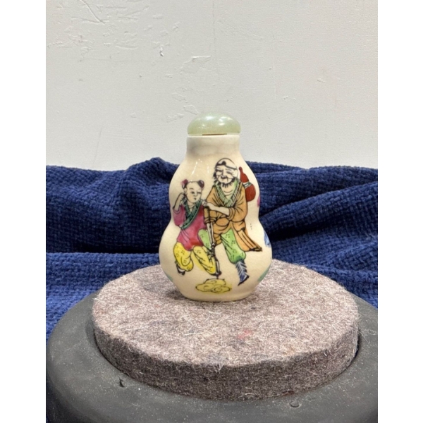 People Snuff Bottle with Spoon 2.75H