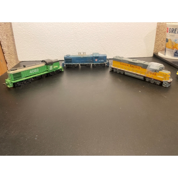 Union Pacific 598 Model Engine w/ Burlington Northern 4082 