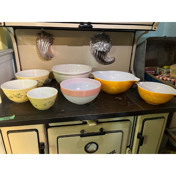 collection of 6 vintage Pyrex bowls, and one ceramic #10 whit bowl .