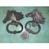 Image 6 : Decorative Assortment: Horse Head Hooks, Door Knockers, Vase with Flowers, and Framed Tray
