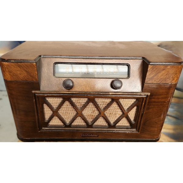 Antique Electrohome Model PB1-4516  Battery Operated Radio Receiver 17 W, 9.5 D, 10 T