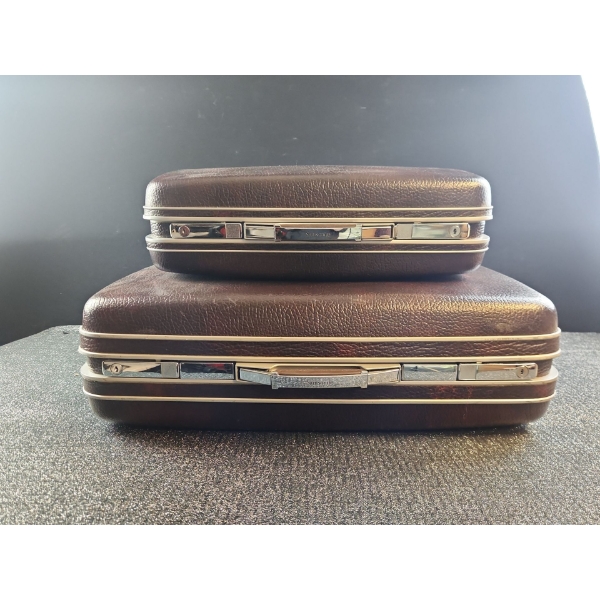 "Like New" Vintage Samsonite "Sherbrooke" Travel Set. Original keys and Hangers Included.