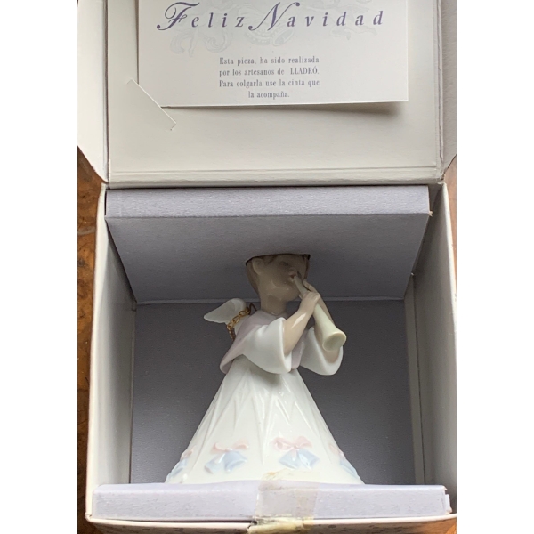 LLADRO Porcelain 'Heavenly Tenor' Figure - 3.5L 