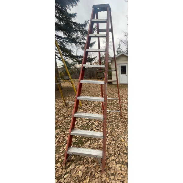 Werner 8 ft Fiberglass Platform Step Ladder