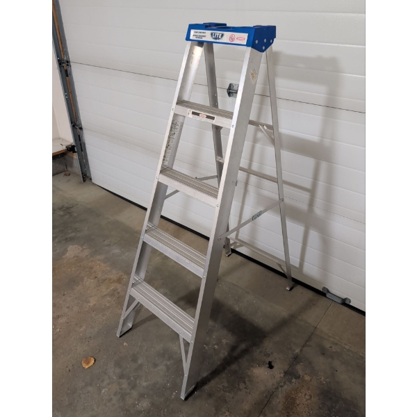 5ft Aluminum A Frame Ladder - Excellent Condition
