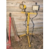 Image 4 : Shop Work Light w/ A Pair Of Mechanical Farm Jacks 