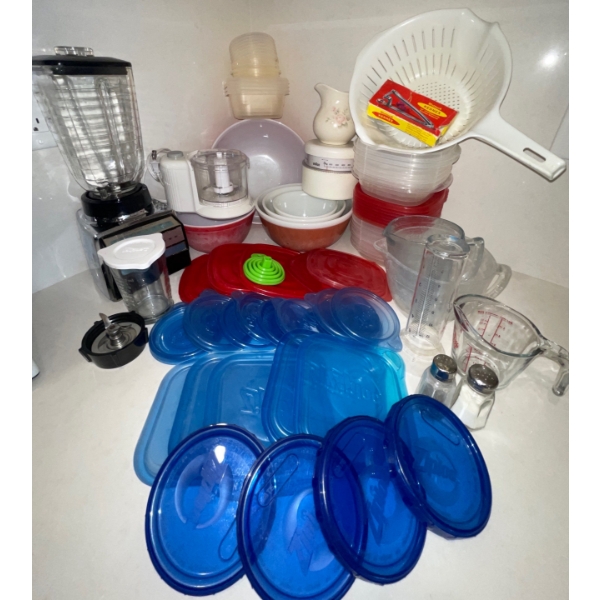 Bundle Of Zip Lock To Go Containers, Vintage Blender, Measuring Cups, SNP Shaker, & Vintage Pyrex Mi