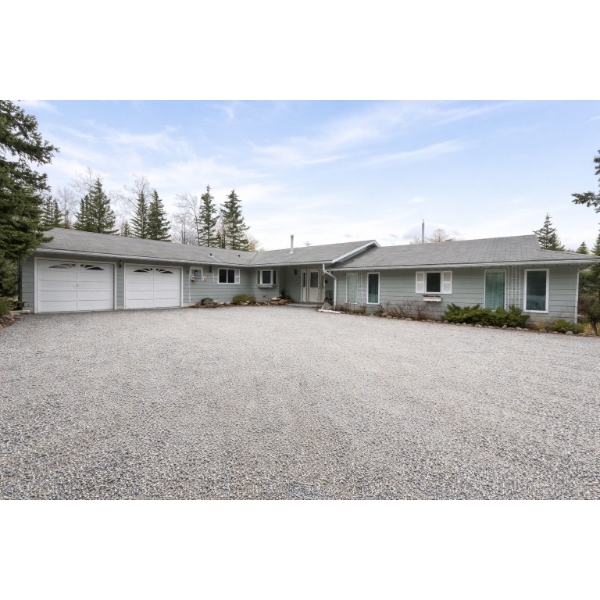 Dream Location In Hinton Alberta 2554 sqf 2.99 Acers Million $ Mountain Views  