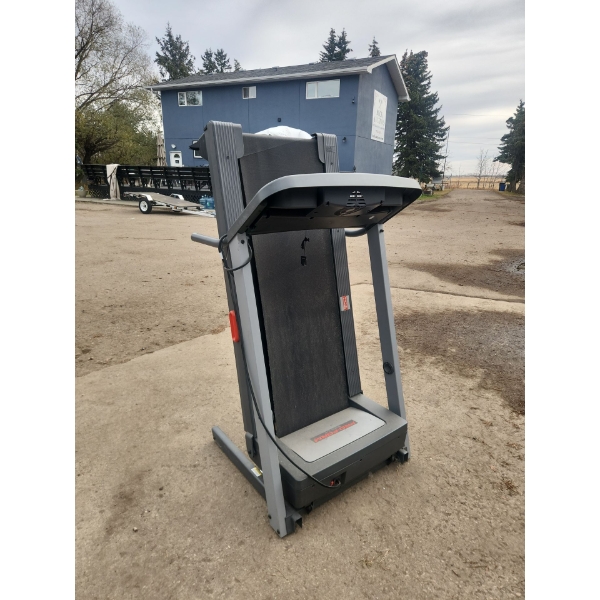 PRO FORM 890 LT Treadmill. Tested and working! Get fit this season