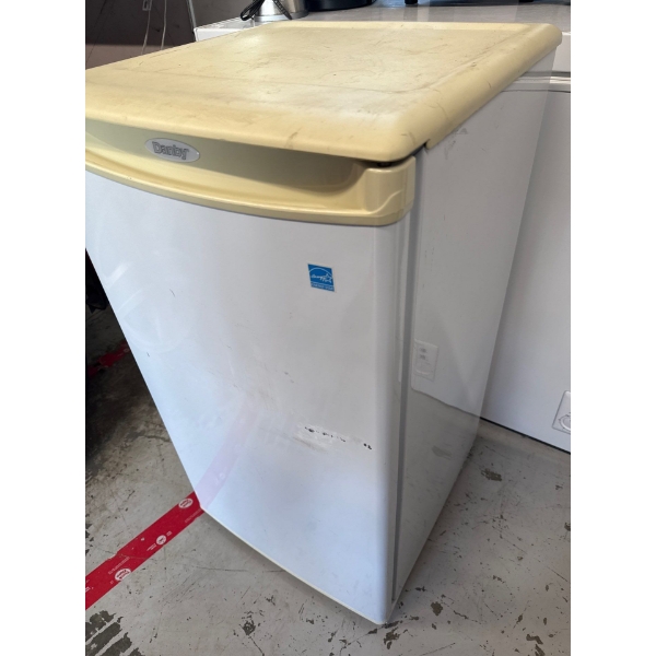 Danby Mini Fridge w/ Freezer 38T