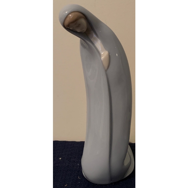 LLADRO Mary Porcelain Figurine - 7T