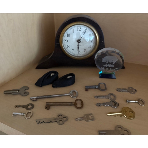 Antique Mantel Clock 5T w/ Skeleton Key Collection 