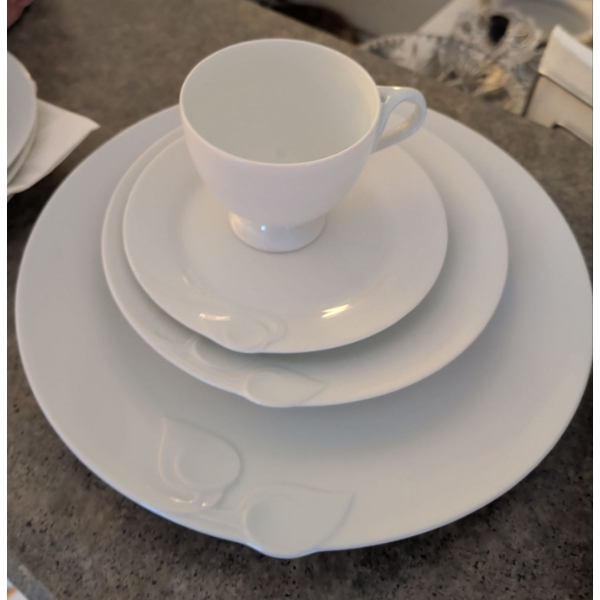 Hi Tea Essentials - Hutshenreuther Germany Fleuron Porcelain Dishes "Chloe" 4 Place Settings