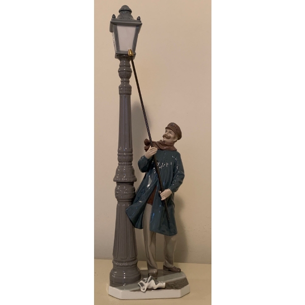 LLADRO Porcelain 'Lamplighter' Figurine - 18.5T 