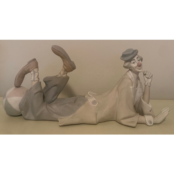 LLADRO Porcelain Resting Clown w/ Beret & Beach Ball 16.5L 