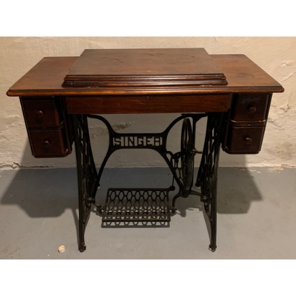Singer Sewing Machine (51W, 18D, 30T) 