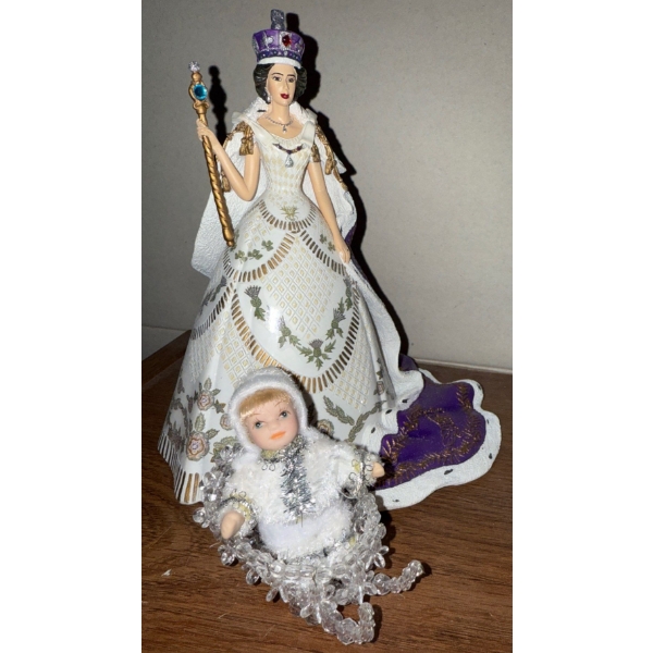 The Hamilton Collection - Queen Elizabeth II In Coronation Gown 7T