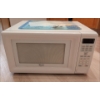 Image 1 : Whirlpool Microwave w/ Decorative Glass Cutting Board 