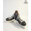 Image 3 : Vintage Wayne Gretzky ice hockey skates and protective equipment. 