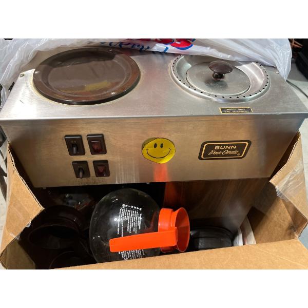 Bunn Restaurant size coffee maker with original decaf and regular coffee pots in working condition