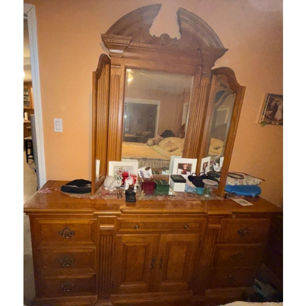 Stunning Oak Dressing Table w/ Folding Mirror Only 70x19x63 (Contents Not Included)