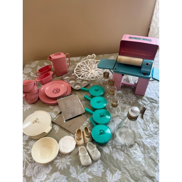 vintage tin "Suzy Q" automatic toy ironer from the 1950s, manufactured by A G W Toys, vintage pink p