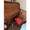 Image 3 : Beautiful oak Roll Top Desk and rolling oak chair in great condition with several storage drawers an