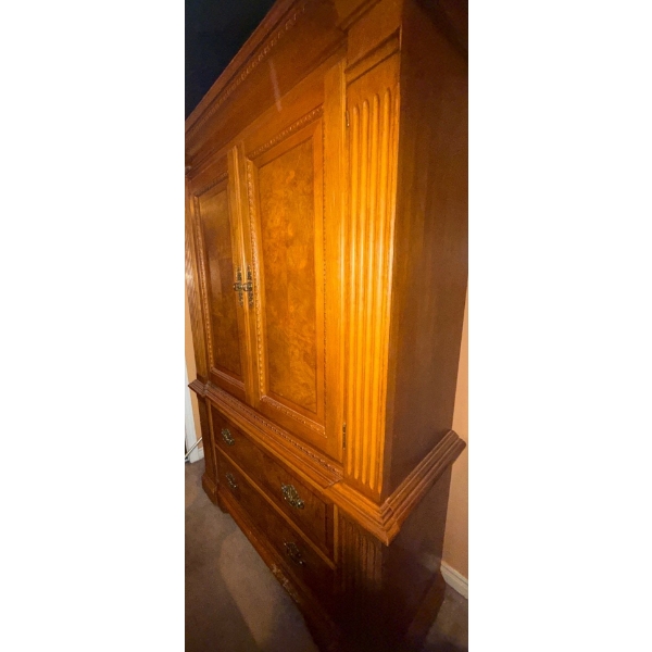 Beautiful XL Oak Wardrobe 43x20x75 (Contents Not Included)