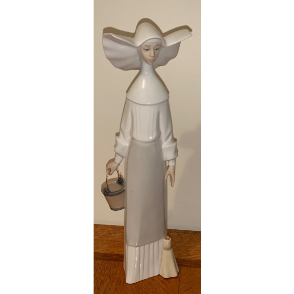 Lladro Porcelain Nun Figure No. 5.552.3 Monjita Iimpieza Blanca - 11T 