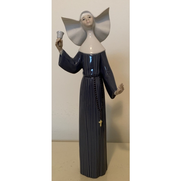 LLADRO Monjita Con Campanilla (Nun) - 10T 