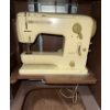 Image 2 : Bernina Sewing Machine 40 x 18 x 29T