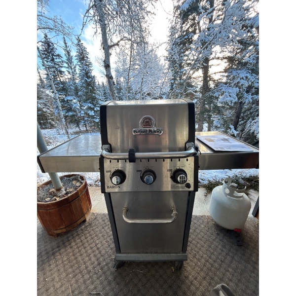 broil King Baron barbeque with original manual in great condition with high grade steel grates, two 