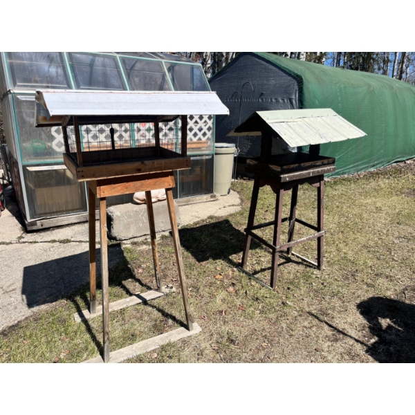 Outside bird feeders 