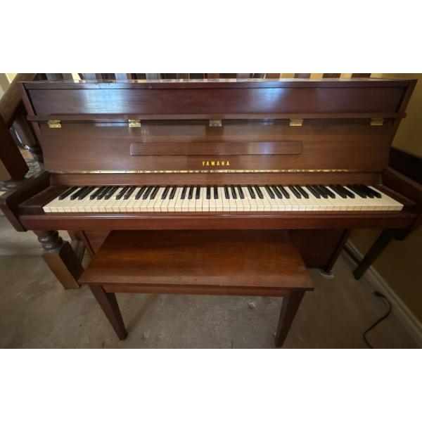Yamaha Piano w/ Bench - 56W, 41T 