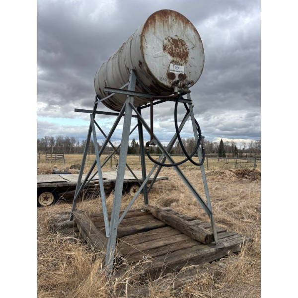 Fuel tank for unleaded, dyed gasoline with hoses and stand