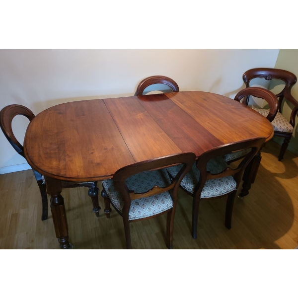 Vintage Wood Table & 6 Dining Room  Chairs 71 w, 43 d, 29 h