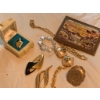 Image 3 : Vintage Jewelry Set Including Necklaces, Brooches, Earrings, and Compact